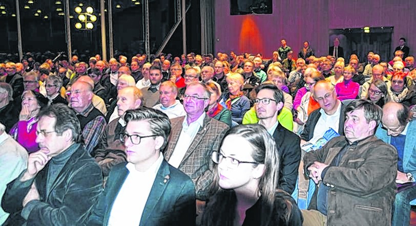 Großer Andrang in der Stadthalle am 2. Februar 2016 bei der Info-Veranstaltung zur Zukunft des Hallenbads im Badezentrum. Bild: Wegner/A