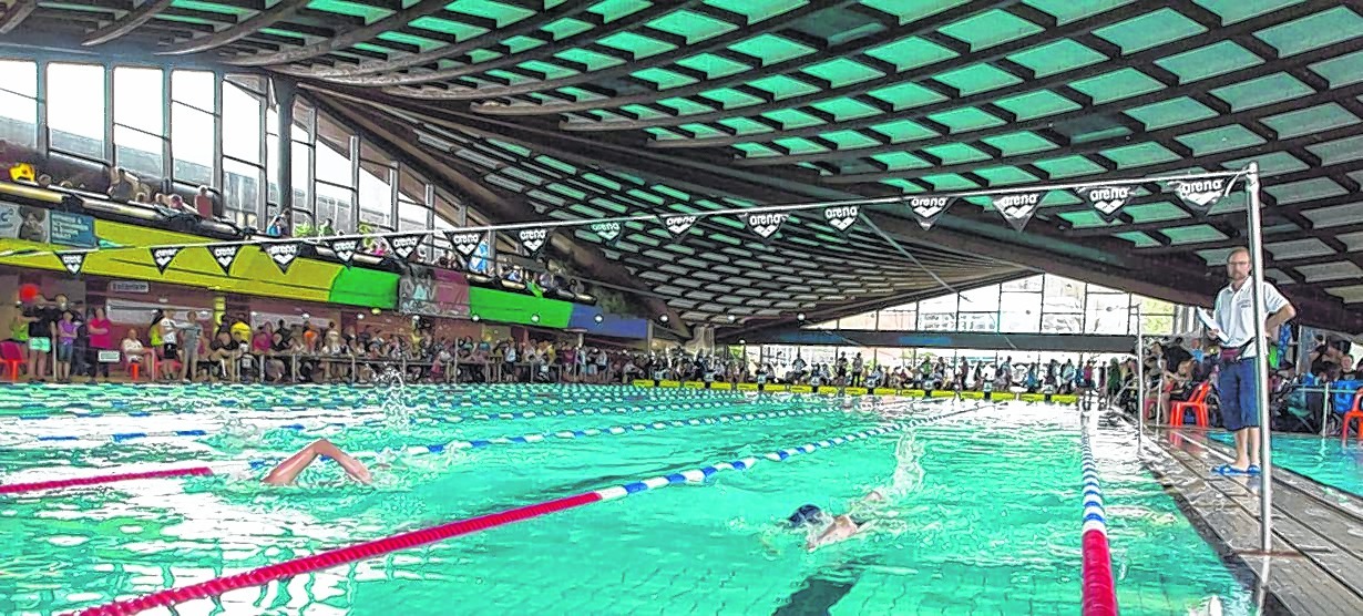 Das 50-Meter-Sportbecken unter dem größten frei tragenden Holzdach Europas. Der Architekt Friedrich Tober wurde dafür mit dem Holzpreis Baden-Württemberg ausgezeichnet. Bild: z