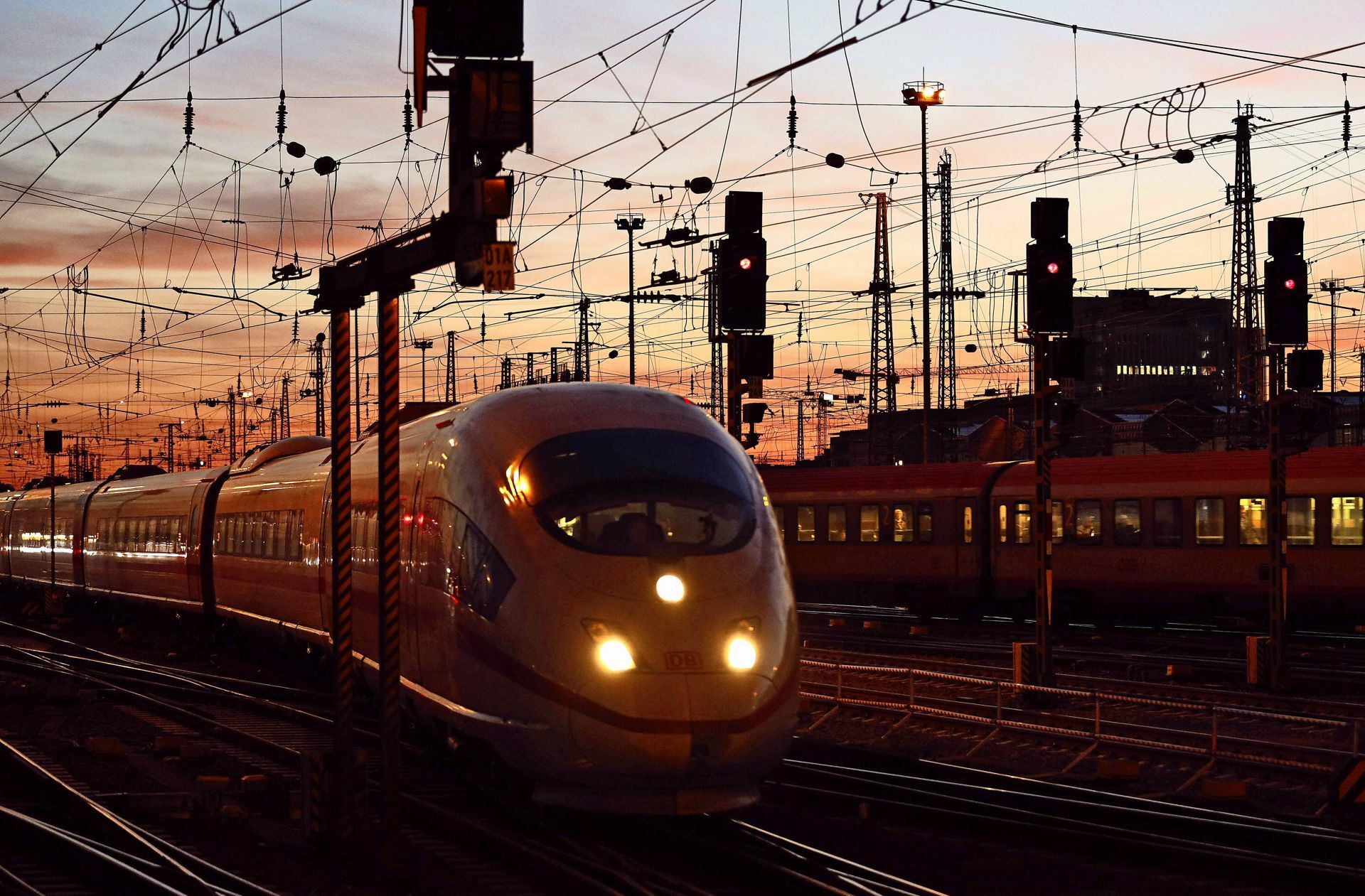 Bis 2026 will die Bahn insgesamt 8,5 Milliarden Euro in neue und modernisierte ICE- und Intercity-Züge investieren.