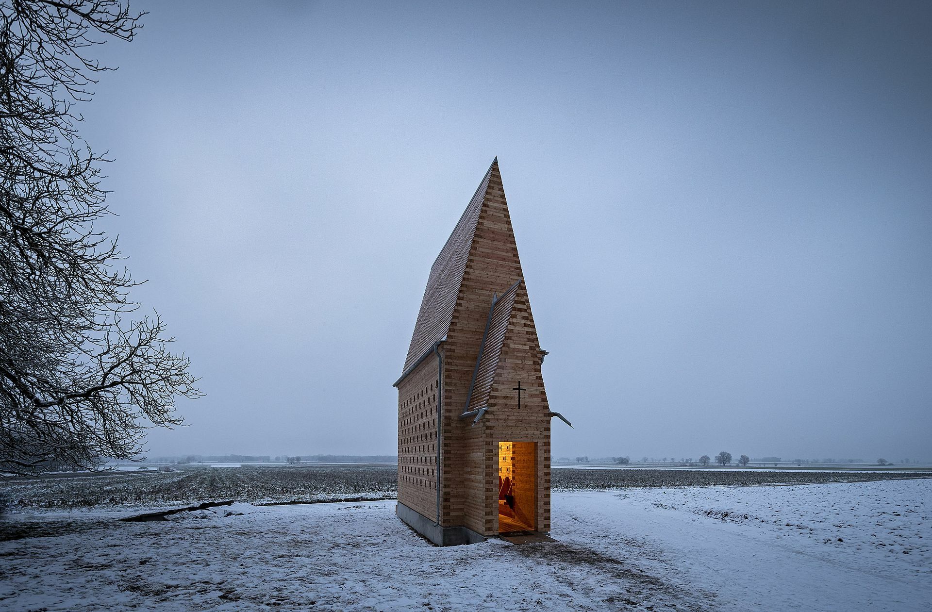 Der Architekt Christoph Mäckler entwickelte seinen Entwurf aus dem Archetypus „Haus“, wie er landauf, landab in vielen Kapellen am Wegesrand zu finden ist.
 Foto: Eckhart Matthäus © Siegf..
