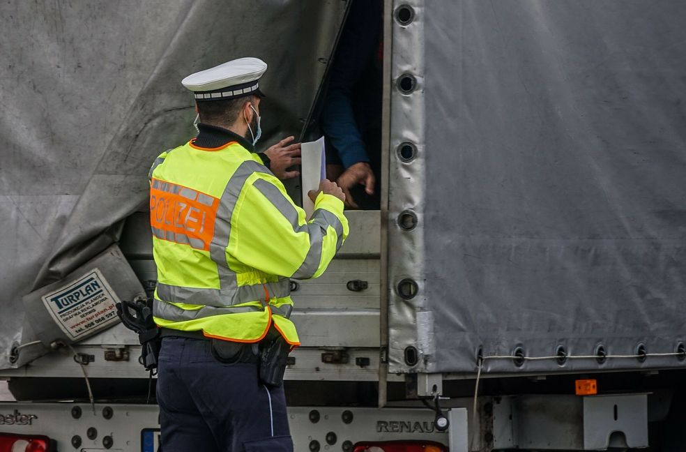 Gleich zeigt sich, was hinter der Lkw-Plane steckt.       Bild: Dettenmeyer