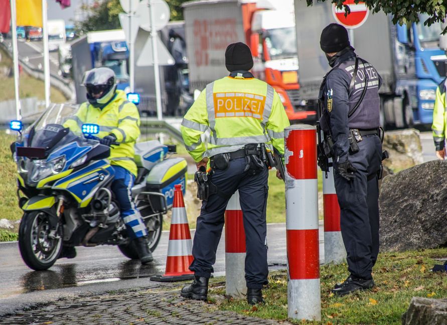 Polizisten und Zollbeamte gehen auf dem Parkplatz der Raststätte Sindelfinger Wald auf Beutezug.Bild: Dettenmeyer