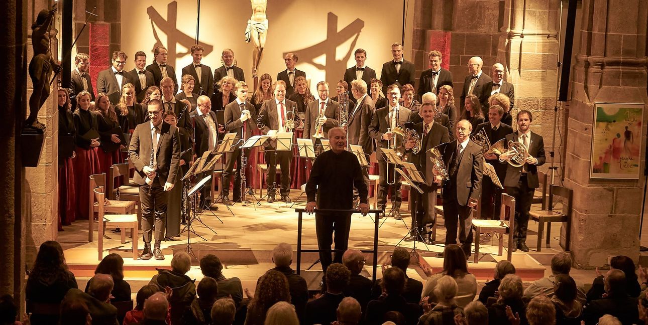 Der Kammerchor Stuttgart von Frieder Bernius mit  Blaeserensemble beim Schlussapplaus in der Martinskirche.