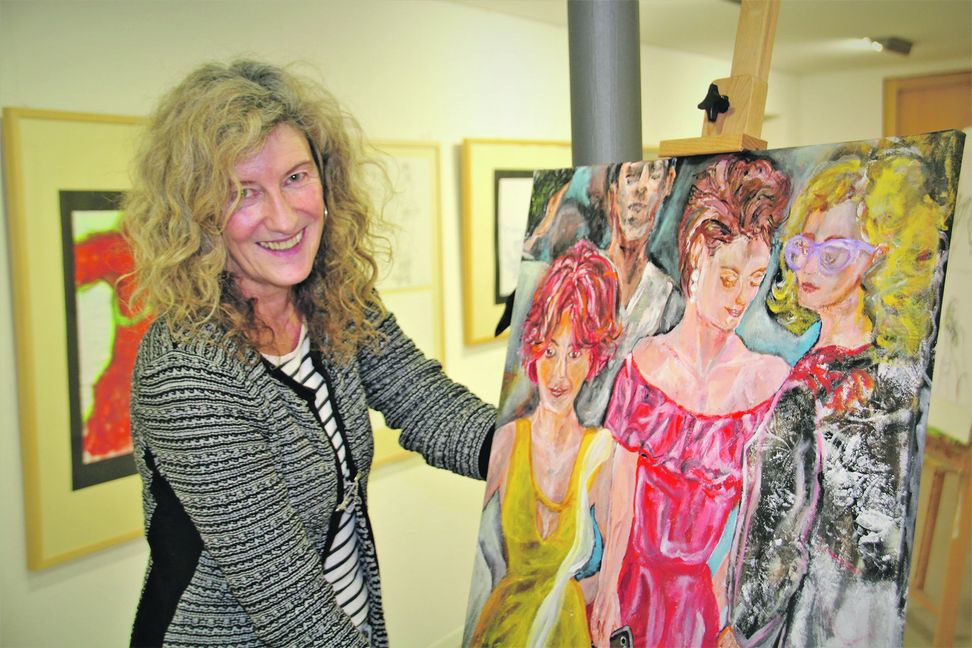 Brigitte Steindl in ihrem Element. Die Leiterin der Kunst- und Werkschule Schönaich vor einem selbst gestalteten Kunstwerk. Bild: Denner