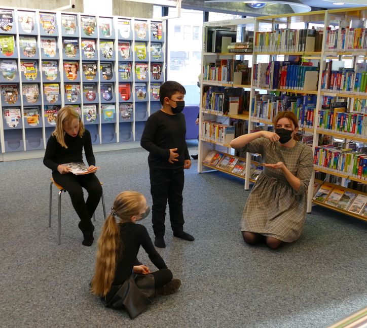 In Sindelfingen hatte die Kinder- und Jugendbibliothekarin Johanna Minzer die Idee, Kinderbücher spielen zu lassen. Die Schule für Musik, Theater und Tanz (SMTT) machte mit. Auf unserem Foto: Anna-Lena Just, Lehrerin an der SMTT, mit Schülern aus ihrer Tanzgruppe. Bild: Lück