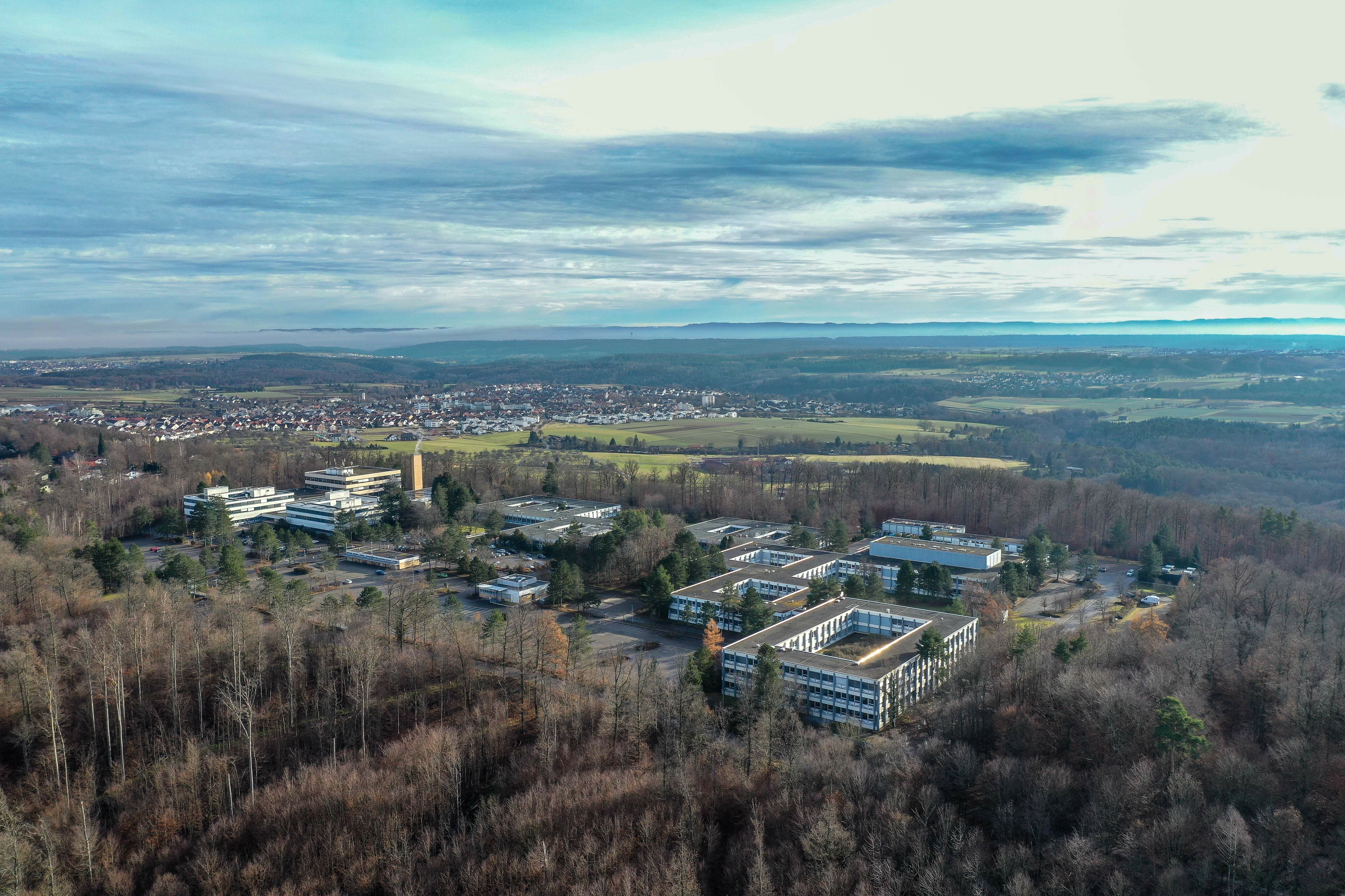 Mitte 2023 will die IBM ihren Standort in Böblingen aufgeben. Anschließend soll auf dem Gelände oberhalb des Zimmerschlags ein ganz neues Stadtquartier mit vielen Wohnungen, Einkaufsmöglichkeiten und Betreuungsplätzen entstehen. Bild: Dettenmeyer