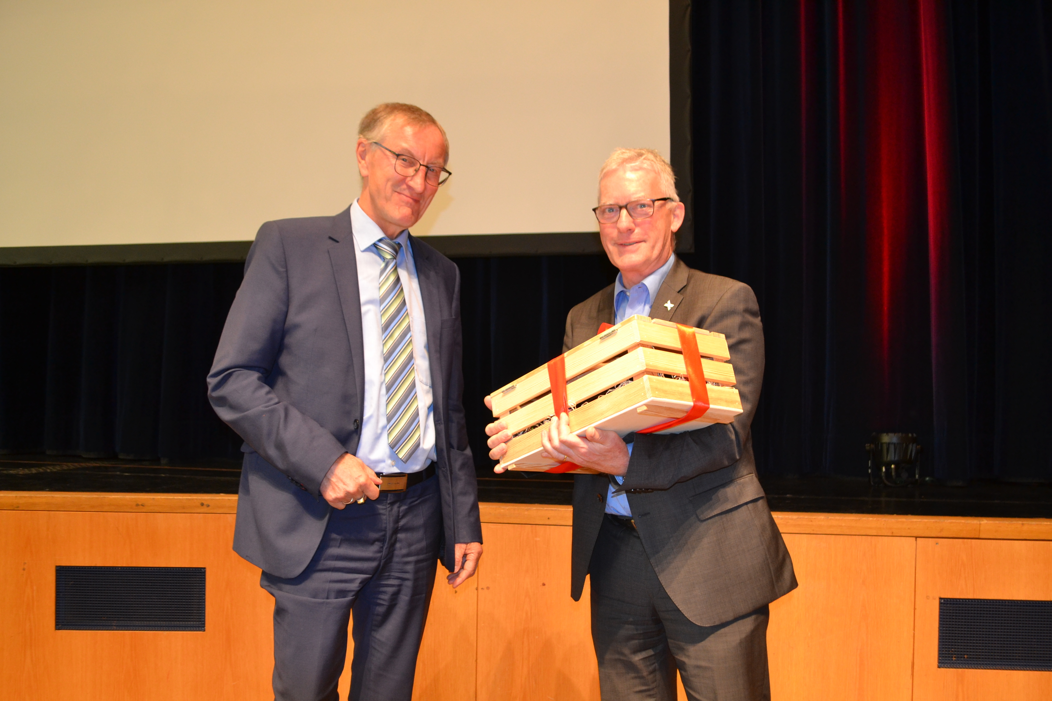 Landrat Roland Bernhard verabschiedet Wolfgang Trede im Böblinger Kreistag. Bild: z