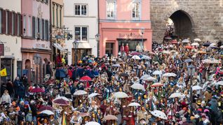 Narrensprung am Rosenmontag bei der schwäbisch-alemannischen Fasnet in Rottweil.