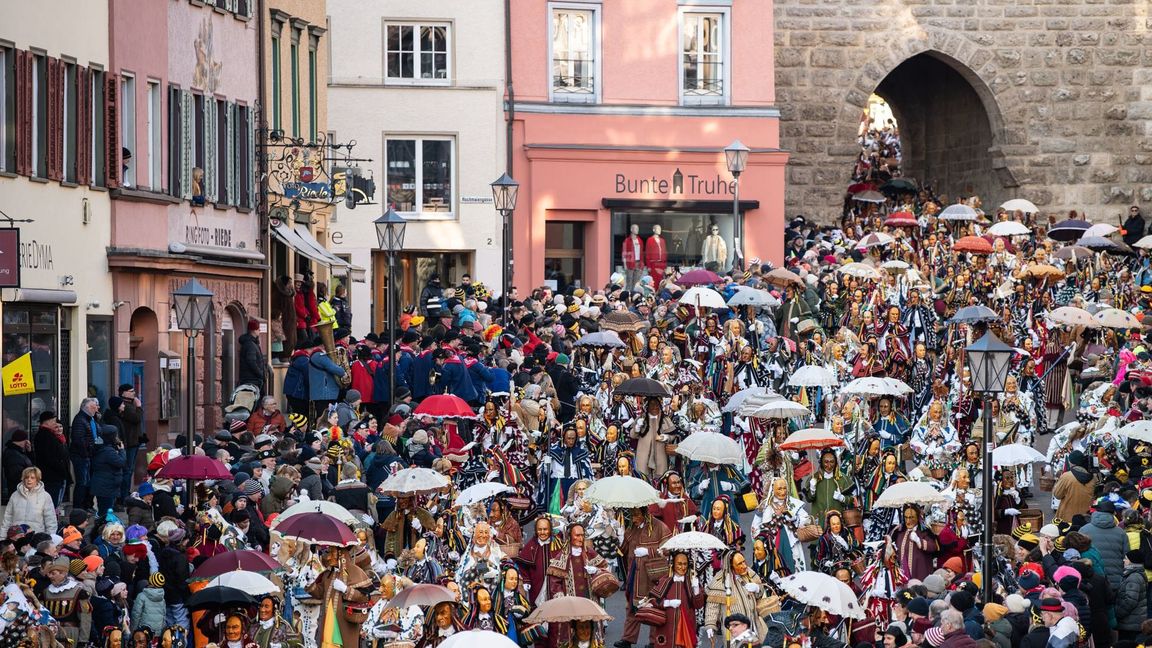 Narrensprung am Rosenmontag bei der schwäbisch-alemannischen Fasnet in Rottweil.