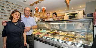 Angelo Russo und seine Frau Anna vor der Eisvitrine. Dahinter zwei seiner Mitarbeiterinnen: Lisa-Marie Kaupp (links) und Stephanie Farinato. Bild: Richter