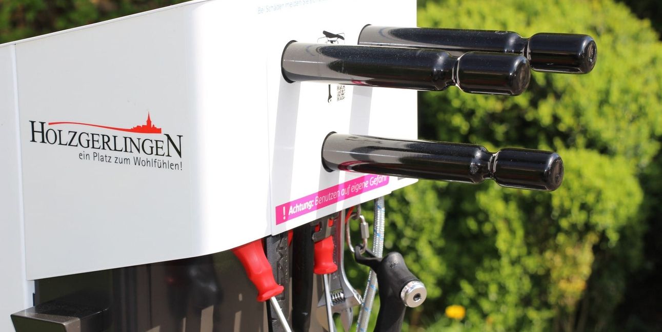 An einer Fahrradstation gibt es Werkzeuge für kleinere Reparaturen.