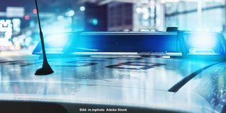 Die Polizei leuchtet dunkle Stellen aus.