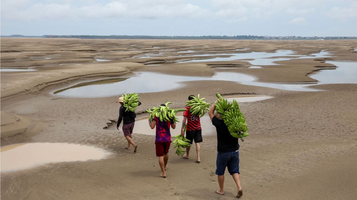 Wo Boote fahren sollten, gehen die Menschen jetzt zu Fuß – und tragen ihre Waren.