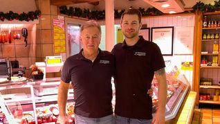 Vater und Sohn Zweygart im Verkaufsraum der Metzgerei.