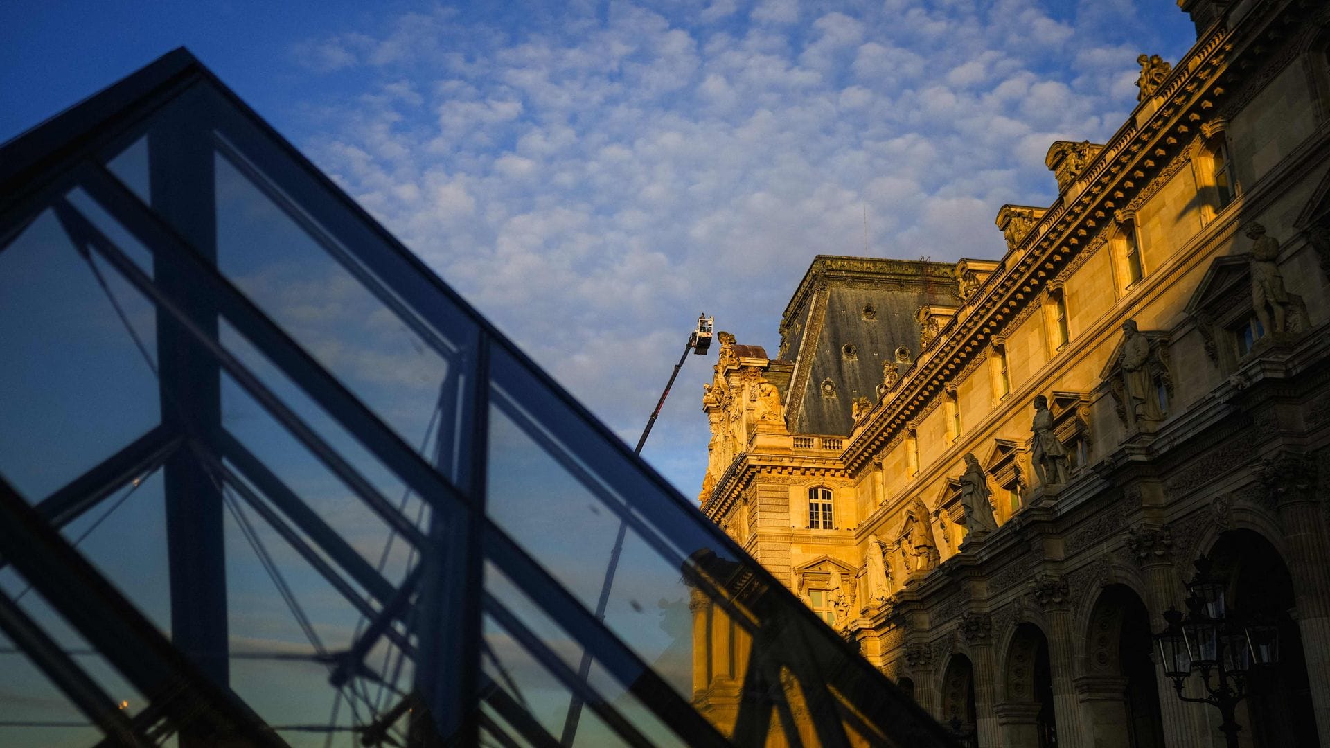 Laut der Louvre-Chefin ist die berühmte Glaspyramide des Museums "strukturell überholt".