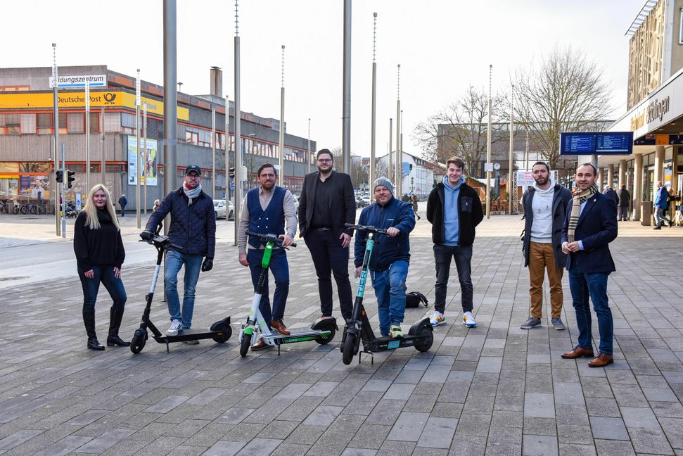 Auf unserem Bild (von links): Jennifer Krause (städtische Projektbeauftragte für klimafreundliche Mobilität), Sebastian Apfel (Bird), Frank Thieme und Lennart Kröl (Lime), Michael Bartl, Leo Bro.   Bild: z