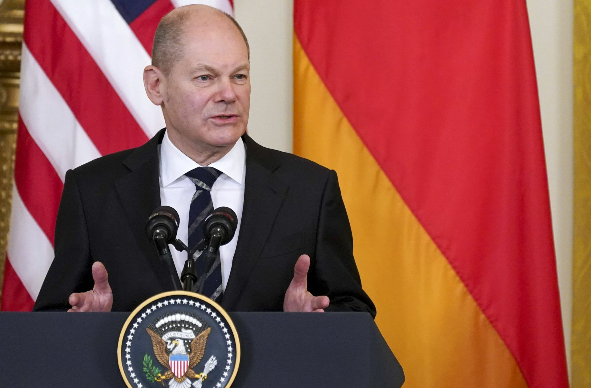 Olaf Scholz hatte viele Themen auf dem Zettel, als er den Schlüssel zum Kanzleramt übernommen hat – der Konflikt mit Russland und der  Ukraine stand sicher nicht ganz oben. Der Kanzler hat ein Doppelproblem. Zum einen sind  deutsche Interessen  nicht immer mit denen Europas oder der USA in Einklang zu bringen.  Zum anderen ist es fraglich, was deutsche Interessen überhaupt sind – dazu gibt es in der Ampelkoalition unterschiedliche Ansichten. Moralisch steht Deutschland zweifelsfrei an der Seite Kiews, Berlin gehört neben den USA auch zu den größten Geldgebern. Wirtschaftlich gibt es enge Beziehungen zu Russland, die möglichst nicht gefährdet werden sollen. So ist die Gasleitung Nord Stream 2   eher ein deutsches, denn ein europäisches Projekt. Innerhalb der Ampelkoalition ist  der SPD-Kanzler Vertreter einer Partei, die immer wieder eine Nähe zu Russland  zeigt – während vor allem die Grünen deutlich auf Distanz gehen.