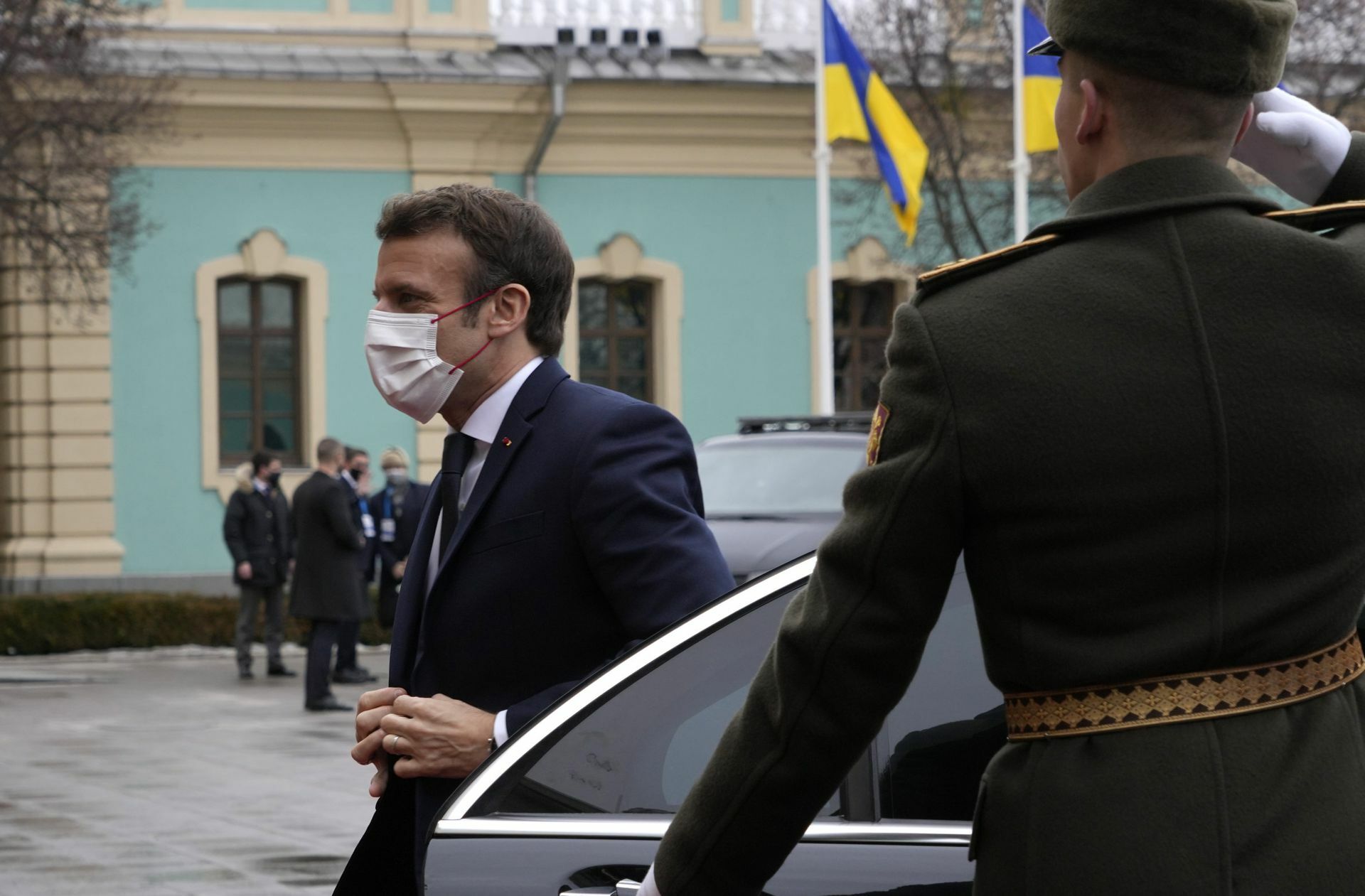 Keiner entfaltet derzeit mehr diplomatische Aktivitäten in Sachen Ukraine als  Emmanuel Macron. Der französische Präsident ist bestens vertraut mit dem Thema. So saß er bereits im Dezember 2019 mit dem ukrainischen Präsidenten Wolodymyr Selenskyj, Kanzlerin Angela Merkel und Präsident Putin in Paris am Tisch, um Waffenstillstand und Truppenrückzug zu verhandeln. Die aktuelle französische EU-Ratspräsidentschaft gibt Macron  eine Vorreiterrolle unter den Staats- und Regierungschefs der EU. Aber für Macron geht es auch darum, innenpolitisch zu punkten: im April ist Präsidentschaftswahl in Frankreich.