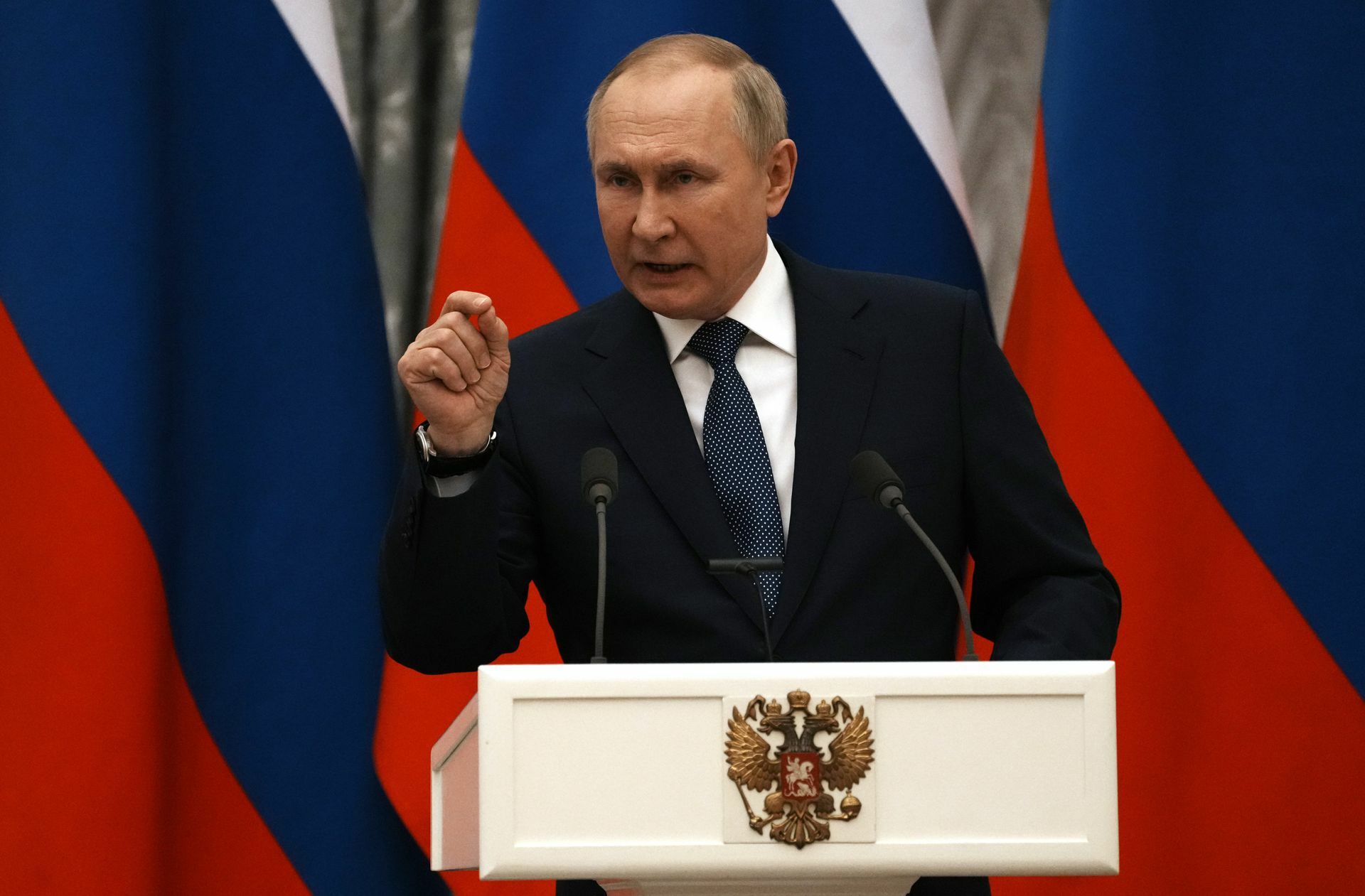 Wladimir  Putin sieht mit Grausen, wie sich die Welt um ihn herum  verändert. Die aktuellen Großmächte heißen inzwischen USA und China, Russland droht zunehmend an Bedeutung zu verlieren. Wirtschaftlich ist das kaum zu ändern, militärisch schon. Mit Waffen und Soldaten kann Putin Respekt und Anerkennung einfordern, das ist sein  großes Ziel. Die Ukraine kommt dem russischen Präsidenten da gerade recht. Kulturell und historisch sind Russland und die  Ukraine eng verbunden. Zu Zeiten der Sowjetunion war das auch staatspolitisch der Fall. Dem trauert Putin hinterher. Er präferiert eine Ordnung  von  historischen Ansprüchen, Einflusssphären und Interessensgebieten.  Legendär ist sein Satz, dass der Zerfall der Sowjetunion die größte geopolitische Katastrophe des 20. Jahrhunderts sei. Durch die ständige Erweiterung der Nato nach Osten seit der deutschen Wiedervereinigung 1990 sieht er zudem russische Sicherheitsinteressen verletzt