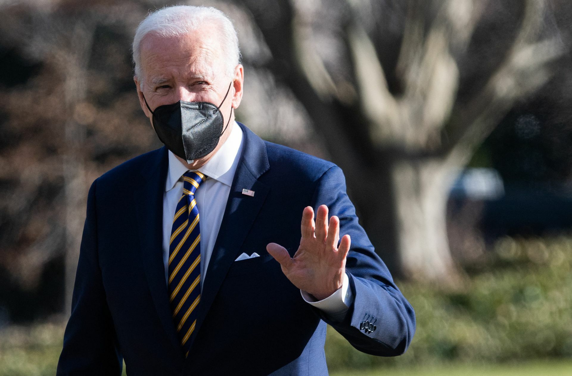 Joe Biden sprach sich schon 2014  dafür aus, die Ukraine militärisch zu unterstützen. Damals war er Vizepräsident.  Heute liefern die USA  moderne Waffensysteme, zum Beispiel Anti-Panzer-Raketen. Allerdings sind die USA nach zwanzig Jahren Krieg in Afghanistan und im Irak kriegsmüde.  Truppen in das Nicht-Nato-Land Ukraine zu schicken, gilt   als so gut wie undenkbar.  Gleichwohl werden tausende von Soldaten nach Osteuropa entsandt. Präsident Biden wird   nicht müde zu betonen, dass der  Preis für Moskau immens hoch wäre, sollte  die Ukraine angegriffen werden.  Biden denkt dabei stark an ein Ende der Gaspipeline Nord Stream 2, offenbar aber weniger an ein Ende russischer Öllieferungen gen USA.  Hinter Kanada und Mexiko ist Russland 2020 trotz aller Spannungen zum drittgrößten  Lieferanten aufgestiegen.  Da die USA schon Öllieferungen aus dem Iran und Venezuela boykottieren, ist es fraglich, ob sich daran etwas ändert.