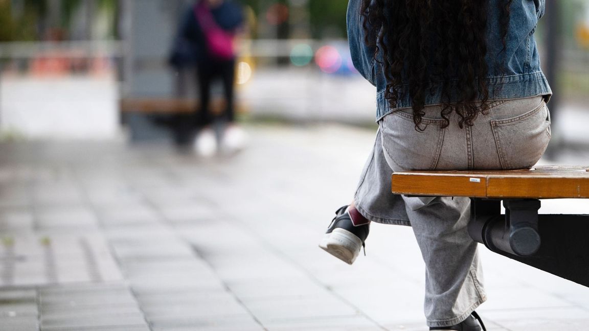 Beim Warten sitzt man oft. (Illustration)