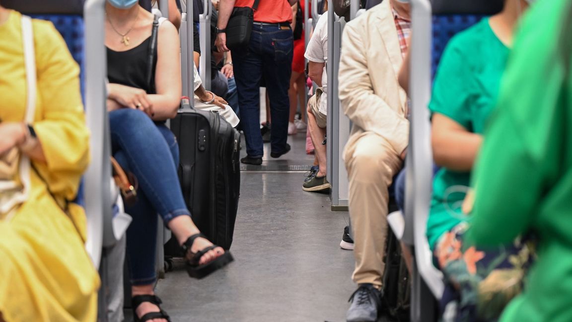 Auch beim Weg zur Arbeit sitzen viele Menschen. (Illustration)