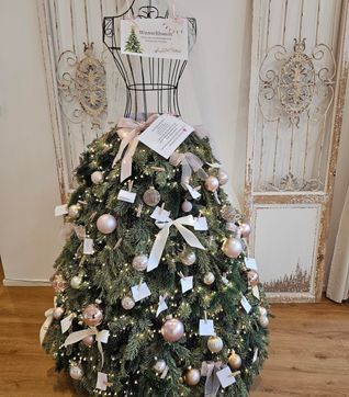 Viele kleine Wunschzettel schmücken den Baum im Böblinger Atelier.