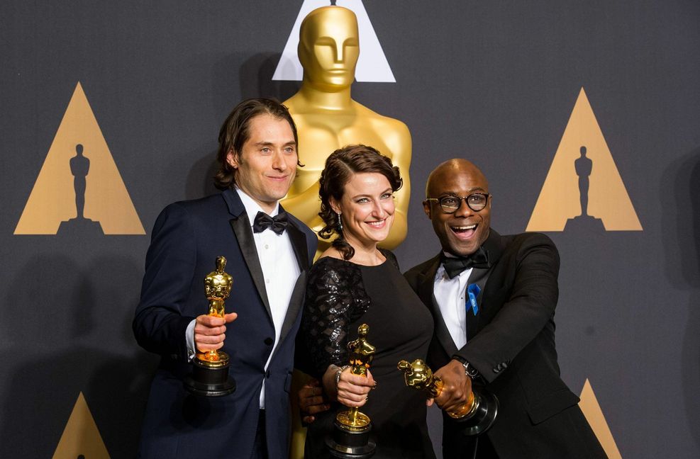 So wird Diversität noch zu selten gelebt: Der „Moonlight“-Regisseur Barry Jenkins (rechts) und die Produzenten Jeremy Kleiner und Adele Romanski 2016 mit ihren Oscars für den Besten Film.