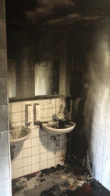 Die Schultoilette am Pfarrwiesen muss nach dem Brand vorerst geschlossen bleiben.    Bild: Feuerwehr Sindelfingen