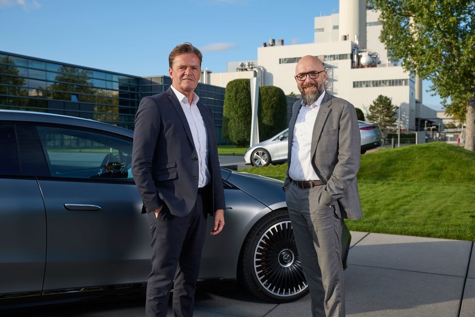 Auf eine gute Partnerschaft: Markus Schäfer, Vorstandsmitglied der Mercedes-Benz Group AG (links), und Markus Brügmann, Chief Executive  Officer von Rock Tech Lithium Inc.      Bild: z