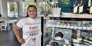Inhaberin Marika Schäfer im Café an der Alba-Brücke kurz nach der Eröffnung Mitte September 2023.