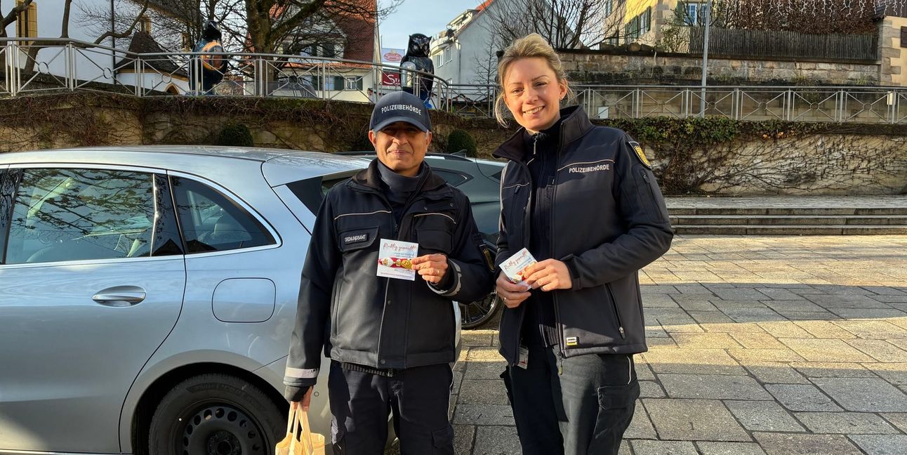 Anne-Kathrin Ebner und Daniel Bipvara verteileneigentlich lieber Schoko-Nikoläuse als Knöllchen.