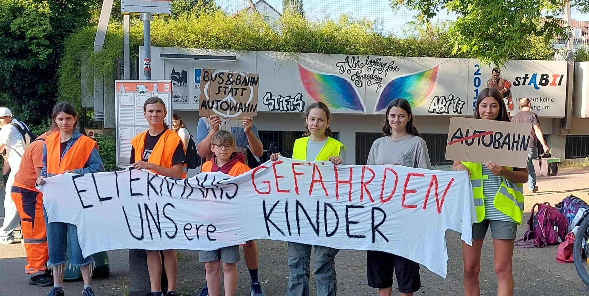 Bereits im Juni 2025 haben Schüler mit einem Banner vor dem Sindelfinger Stiftsgymnasium gegen Elterntaxis protestiert.