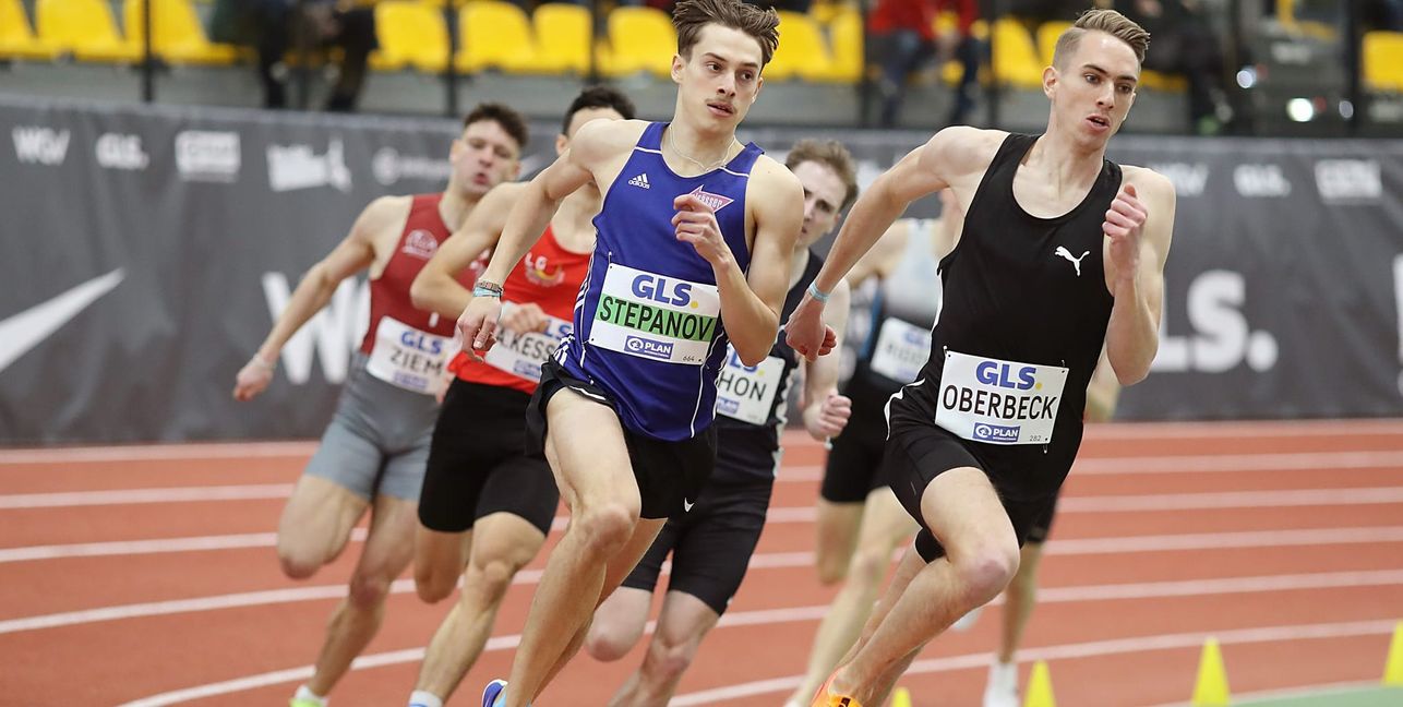 Der Sindelfinger Alexander Stepanov (blaues Trikot) bei seinem Silberlauf bei den Deutschen Meisterschaften in Dortmund. Bild: Görlitz