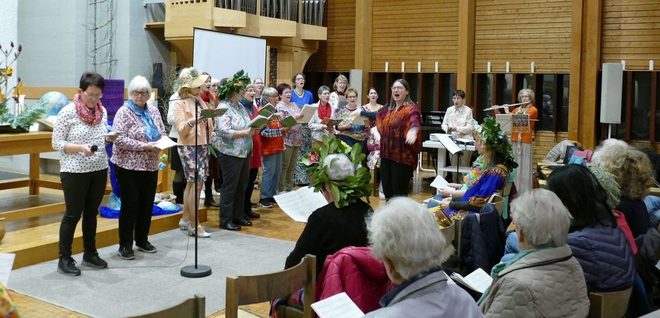 Mit bunten Kleidern und Blumen im Haar wurde in der Versöhnungskirche gesungen.