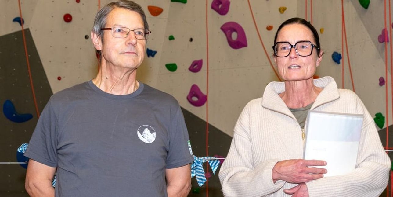 Siegfried Heinkele (DAV Bezirksgruppe Böblingen) und Dagmar Schlecht (Pink Power) bei der Eröffnung der Kletterwand.
