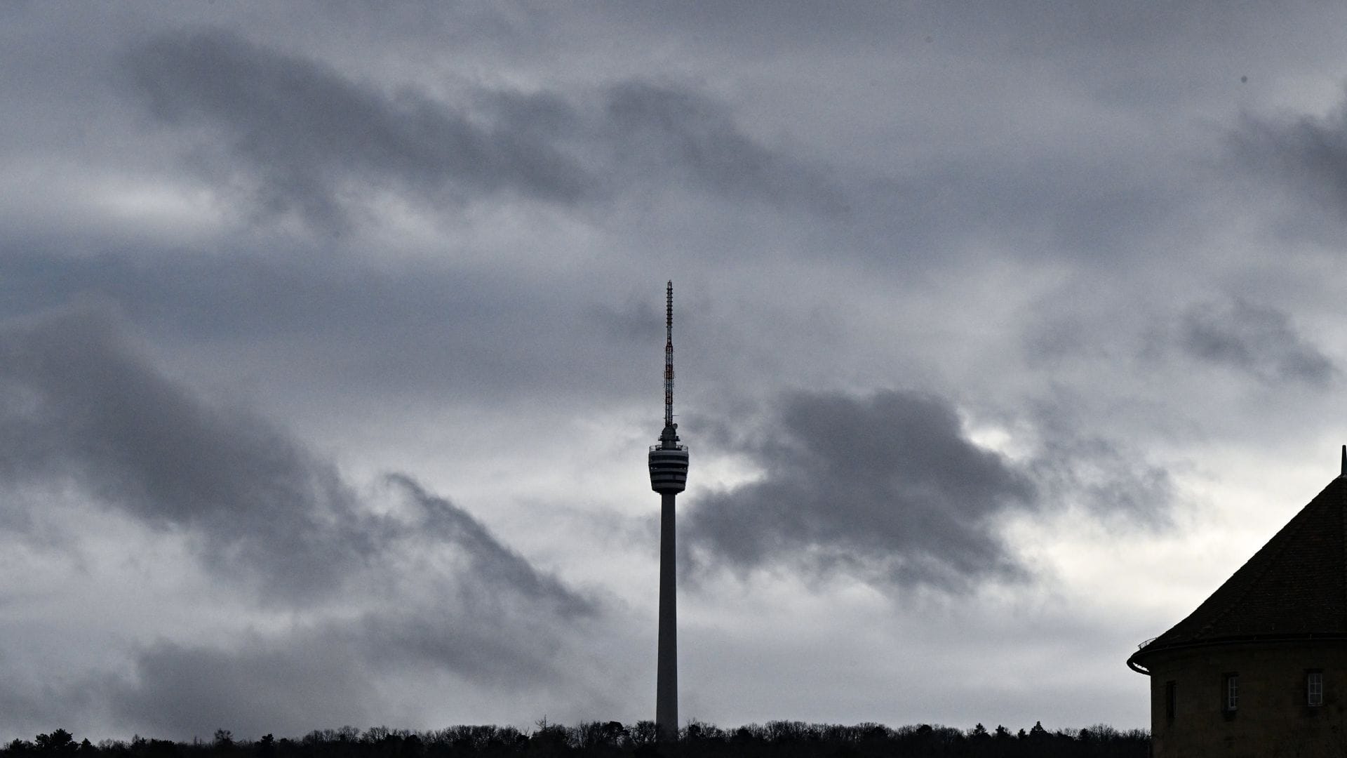 Ab Montagmittag werden kräftige Schauer, Starkregen und stürmische Böen erwartet. (Archivbild)