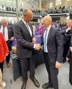 Marc Biadacz (rechts) gratuliert Bundeskanzler Friedrich Merz zur Wahl.