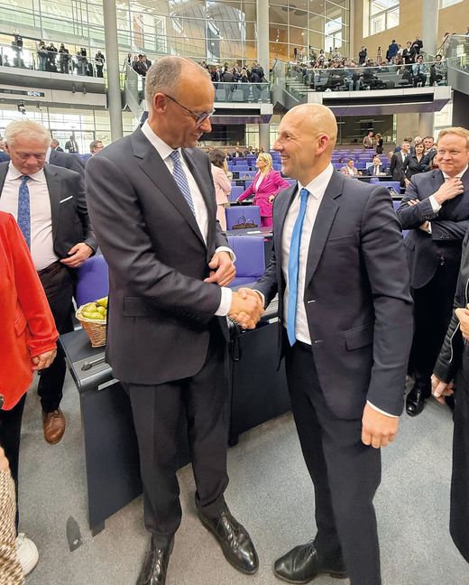 Marc Biadacz (rechts) gratuliert Bundeskanzler Friedrich Merz zur Wahl.