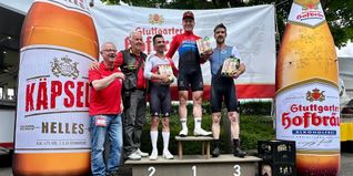 Hannes Genze (mitte) freut sich über den Sieg in der Masters-2-Konkurrenz.