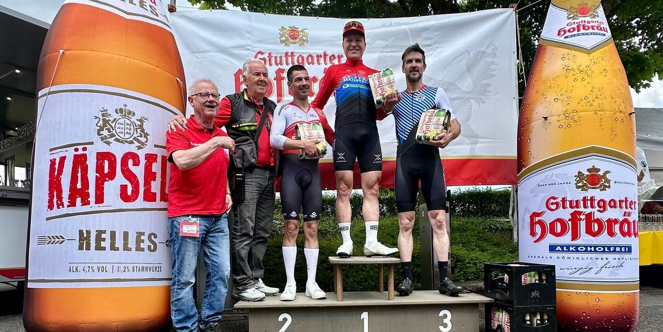 Hannes Genze (mitte) freut sich über den Sieg in der Masters-2-Konkurrenz.