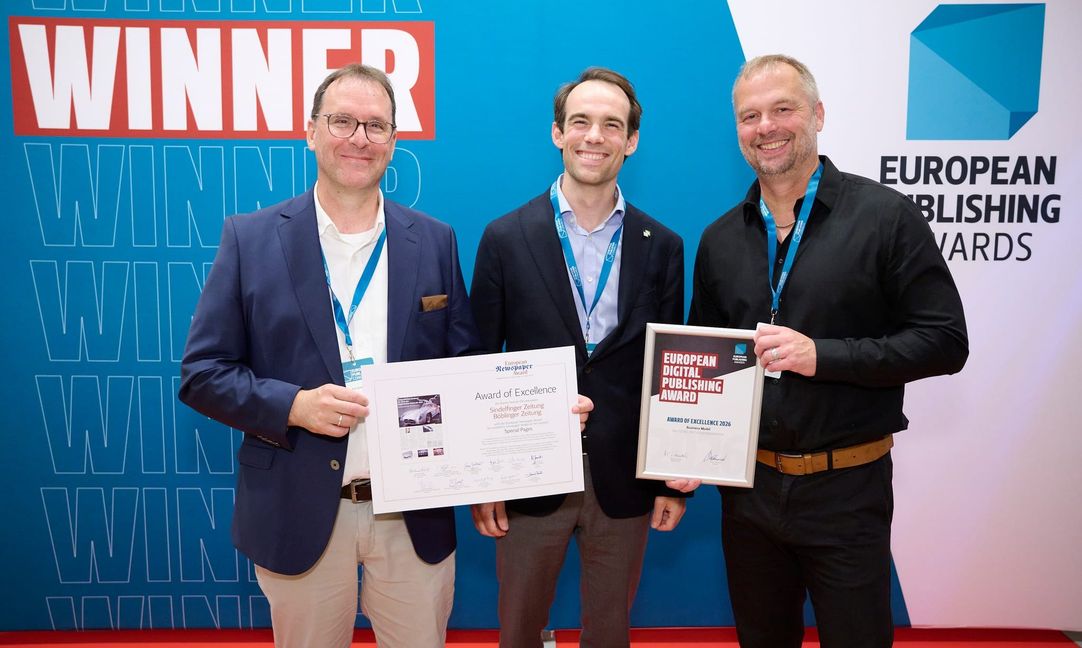 Redaktionsleiter Tim Schweiker, Verleger Dr. Christian Röhm und Chefreporter Jürgen Wegner (von links) freuen sich über die asuzeichnugnen für die SZ/BZ.