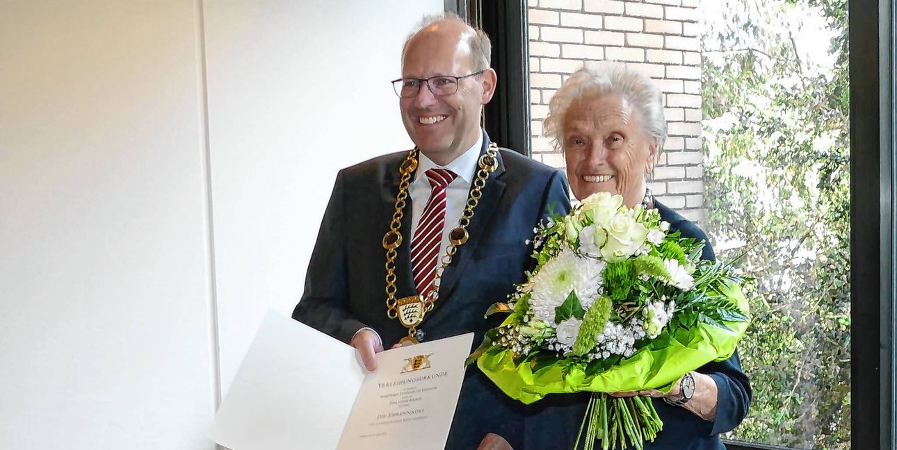 Sindelfingens Oberbürgermeister Dr. Bernd Vöhringer übergibt Ursula Kächele die Landesehrennadel samt Urkunde und Blumenstrauß. Bild: Lück