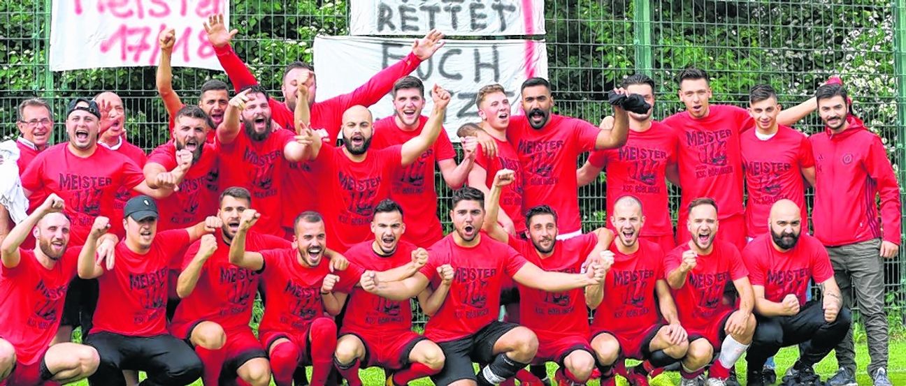 Die Fußballer des KSC Böblingen feiern die Meisterschaft in der Kreisliga B. In der kommenden Saison darf sich die Truppe in der Kreisliga A, Staffel II, versuchen.  Bild: Priestersbach