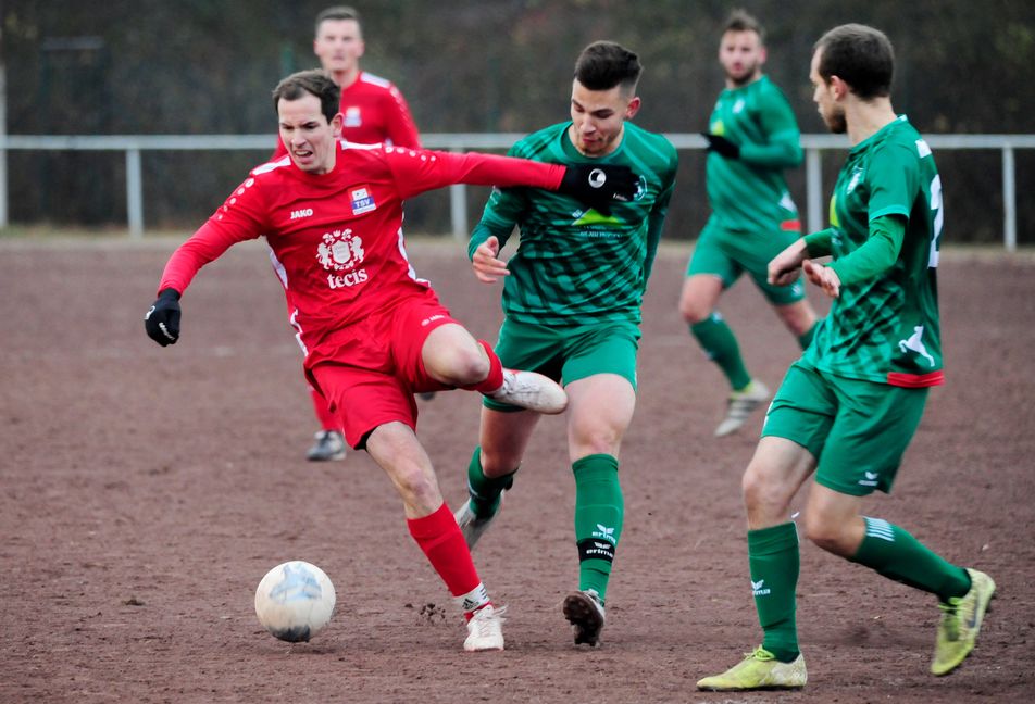 Grafenaus Maximilian Kohler (links), versucht sich  Holzgerlingeer Ali Slag (Mitte),  Alexander Colmsee durchzusetzen. Am Ene bleibt es beom 0:0. Bild: photostampe