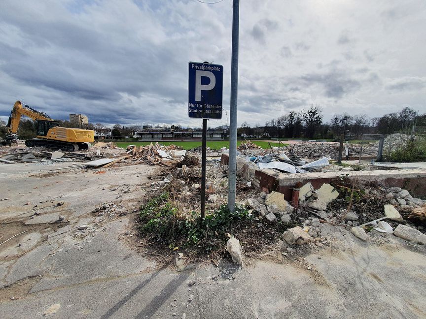 Fast 67 Jahre lang ging es an dieser Stelle ins Klubhaus, wie es früher hieß und das später zur Stadiongaststätte des VfL Sindelfingen wurde. Rechts ist noch das Eisentor des ehemaligen Sportlereingangs zu sehen. Von der Rosenstraße aus gibt es jetzt den freien Blick Richtung Tribüne. Es ist Platz für Neues, aber da muss schon noch jemand aufräumen.⋌Bild: Wegner