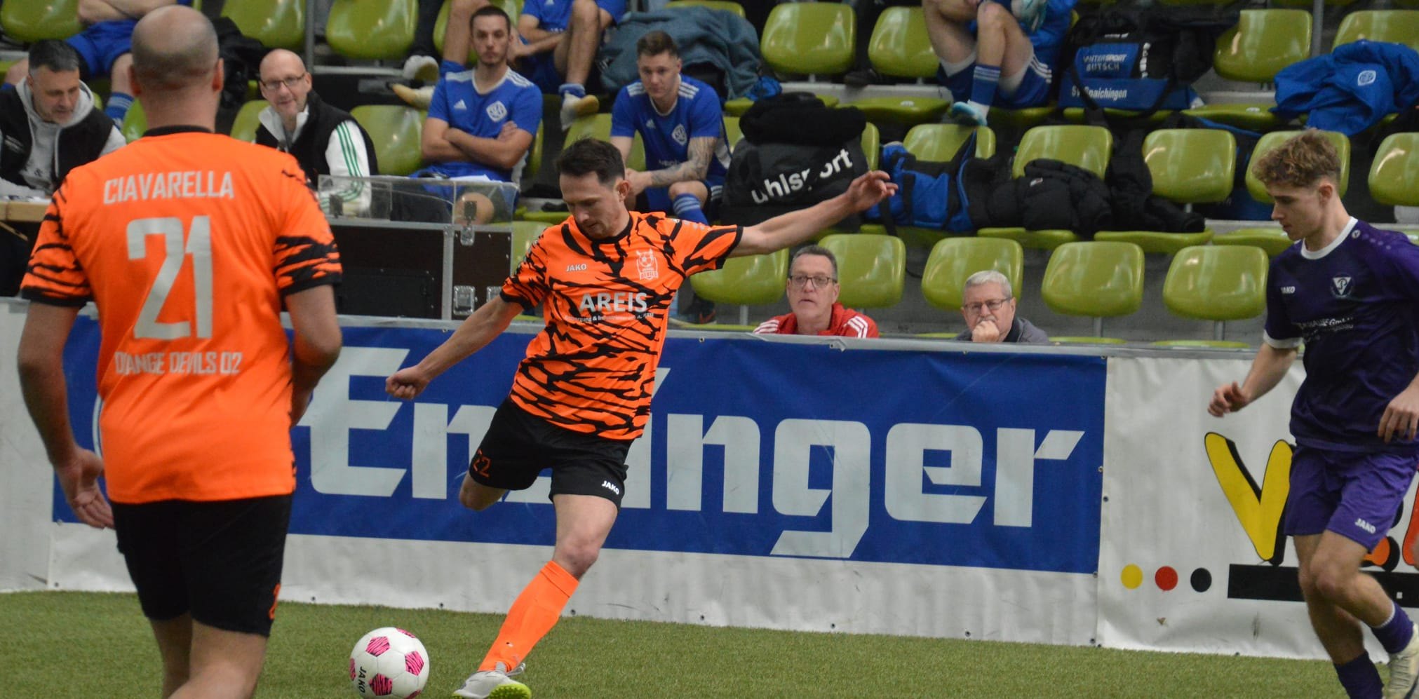 Die Orange Devils Maichingen sind ein gern gesehener Farbtupfer bei der Hallenfußball-Gala im Sindelfinger Glaspalast.	Bilder: Zvizdiç