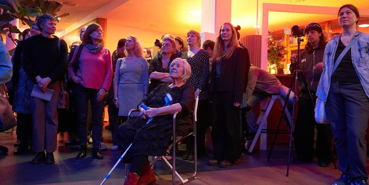 Monika Heber-Knobloch verfolgt sitzend im Foyer die für sie zum Abschied getanzte Choreografie.