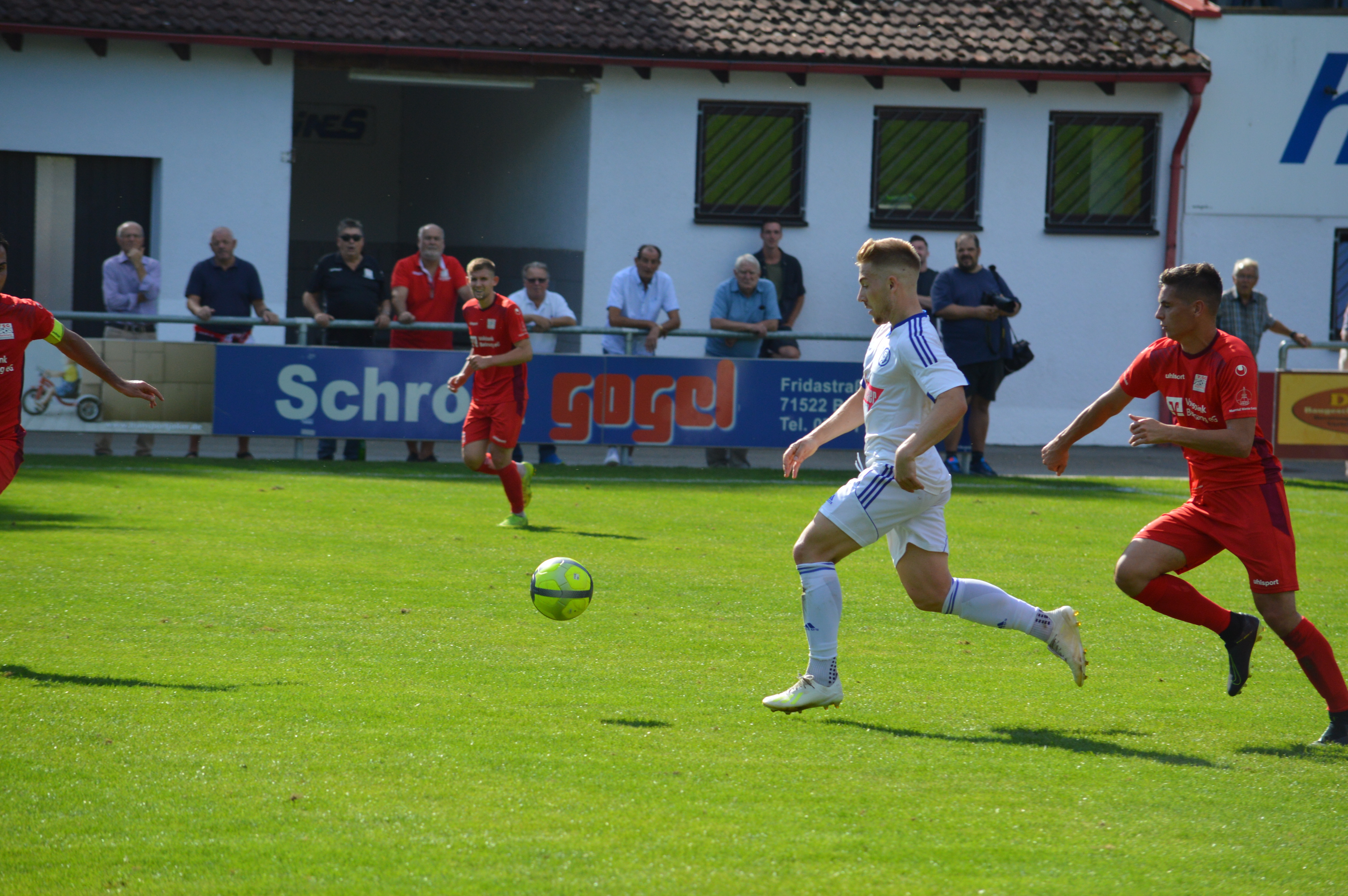 VfL-Spielmacher Samuel Mayer (links) erzielte im Duell beim FV Löchgau den zwischenzeitlichen 2:2-Ausgleich, konnte die 3:4-Niederlage und das damit verbundene Ausscheiden der Sindelfinger im Achtelfinale des WFV-Pokals aber auch nicht verhindern. Bild: Zvizdiç