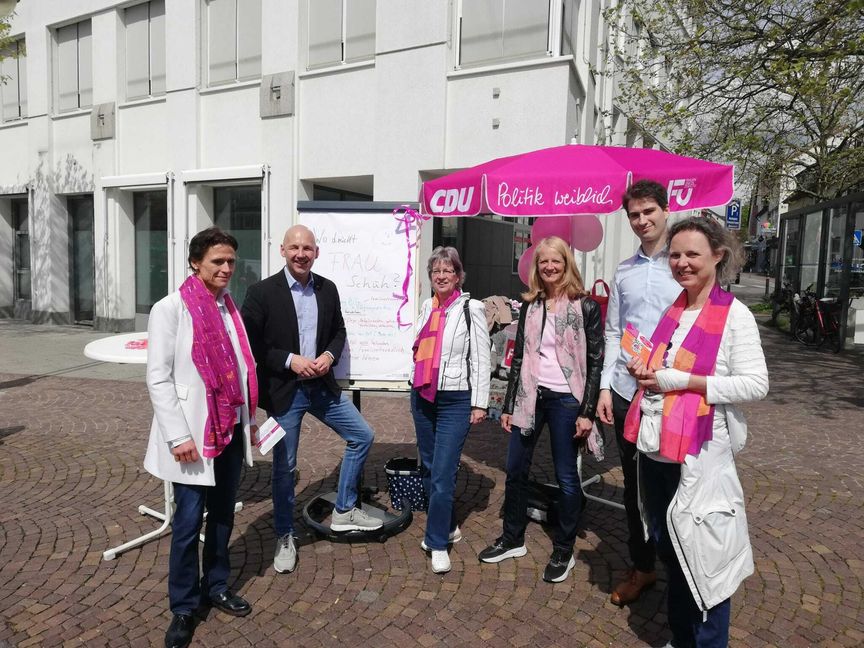 Am Aktionsstand der Frauen Union auf dem Sindelfinger Marktplatz schaute auch der Bundestagsabgeordnete Marc Biadacz vorbei. Bild:z